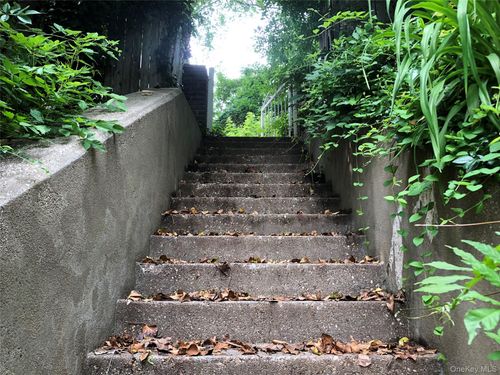 1673 Northern Blvd, Roslyn, NY, 11576-1103 | Card Image