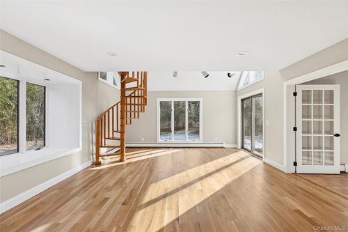 27 Ravine Rd, Miller Place, NY, 11764-1428 | Card Image