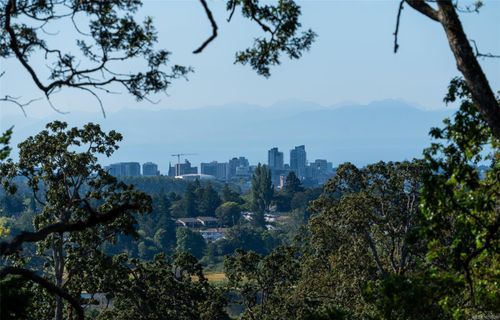 4050 Nelthorpe St, Saanich, BC, V8X2A2 | Card Image