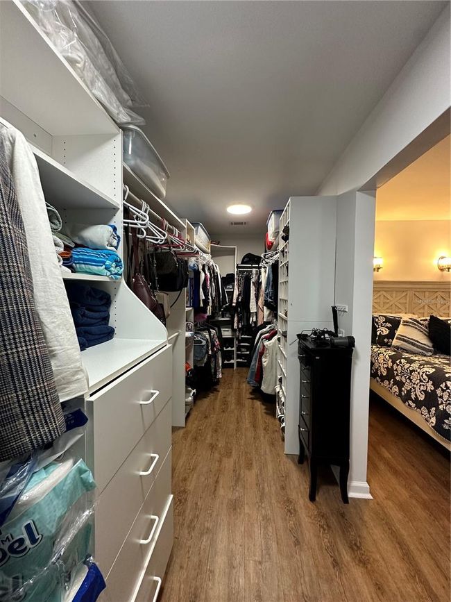 WALK-IN CLOSET MASTER BEDROOM | Image 25