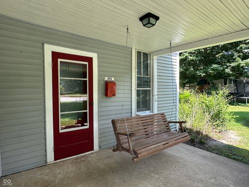 302 E Washington St, Waynetown, IN, 47990-8213 | Card Image