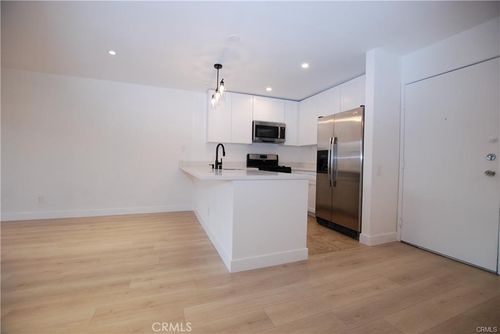 6820 Remmet, Canoga Park, CA, 91303 | Card Image