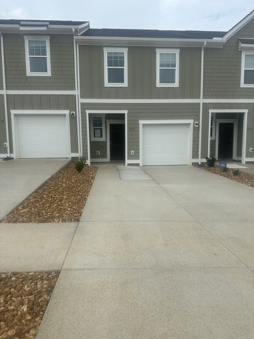 221 Darlington Dr, Dickson, TN, 37055-2570 | Card Image