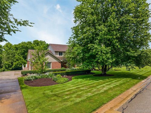 57694 Hidden Timbers Dr, South Lyon, MI, 48178-8705 | Card Image