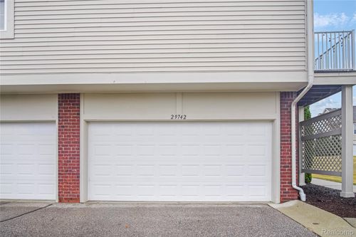 29742 Fox Run Circle, Warren, MI, 48092 | Card Image
