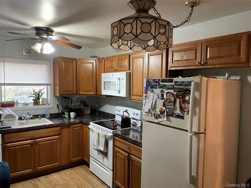 484 Moriches Middle Island Rd, Manorville, NY, 11949-2110 | Card Image