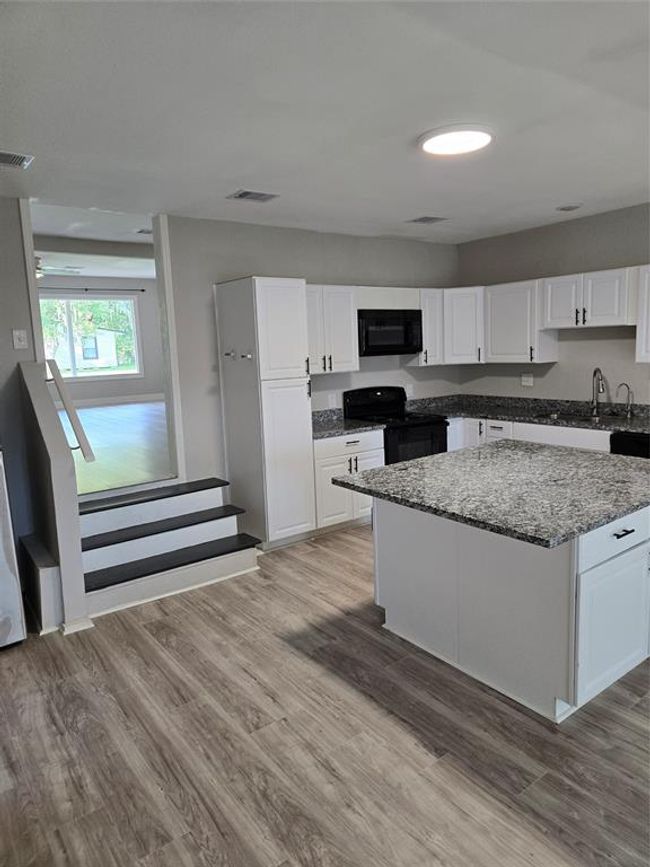 204 Jasmine St, House other with 4 bedrooms, 2 bathrooms and null parking in Lake Jackson TX | Image 6
