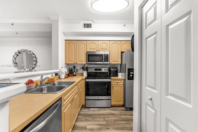 APT-112 - 6831 Sw 44 Th St, Condo with 3 bedrooms, 2 bathrooms and null parking in Miami FL | Image 8