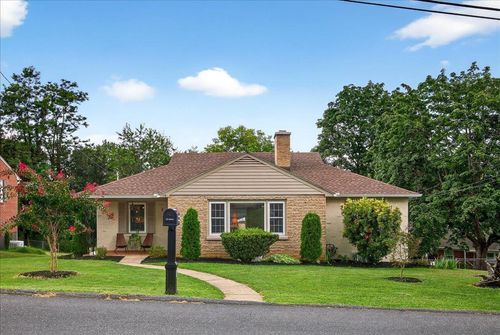 8 Belmont Dr, STAUNTON, VA, 24401-2303 | Card Image