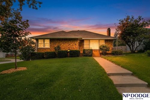 2142 S 38 Avenue, Omaha, NE, 68105 | Card Image