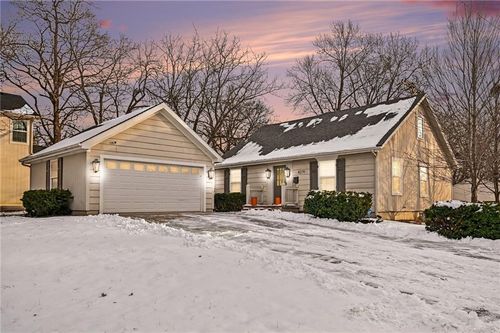 8219 Walnut St, Kansas City, MO, 64114-2552 | Card Image