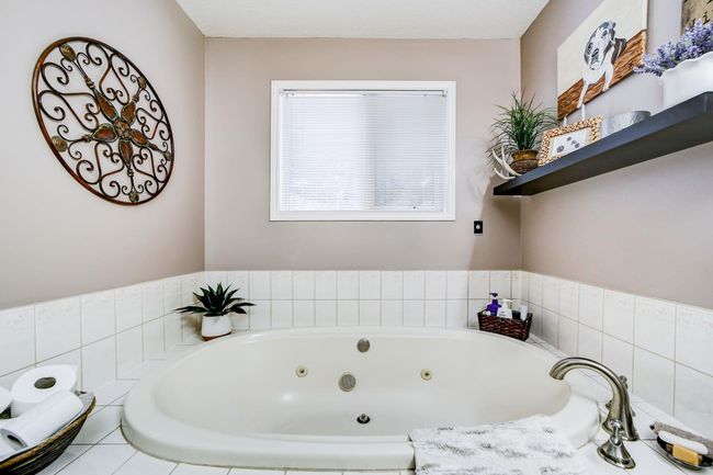 1709 East Hillcrest Drive, House other with 4 bedrooms, 3 bathrooms and null parking in Hillcrest AB | Image 21