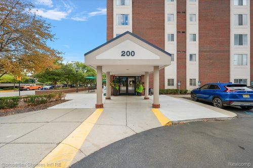 apt-530-200 Chester St, Birmingham, MI, 48009-1481 | Card Image