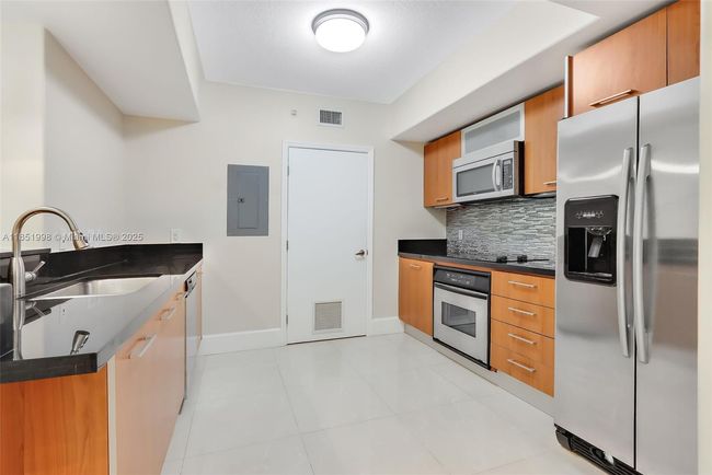 APT-1710 - 9055 Sw 73 Rd Ct, Condo with 2 bedrooms, 2 bathrooms and null parking in Pinecrest FL | Image 6