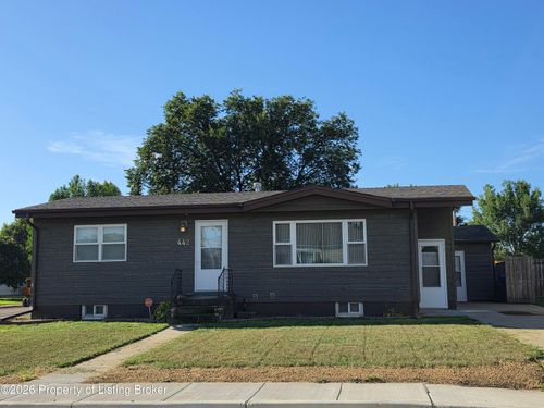 442 1st St Se, Dickinson, ND, 58601-5619 | Card Image