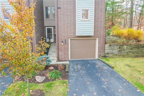 6810 W Fitzwater Rd, Brecksville, OH, 44141-1232 | Card Image