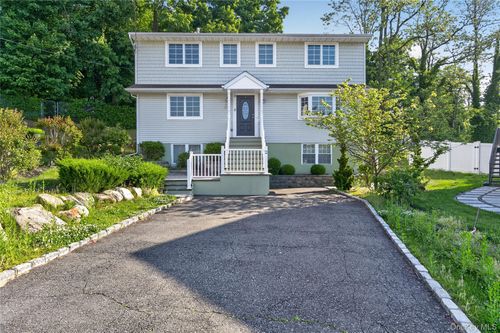 8 Lee Gray Ct, Glen Cove, NY, 11542-2497 | Card Image