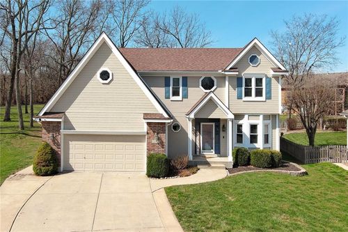 1236 Sw Creekside Dr, Lees Summit, MO, 64081-3257 | Card Image