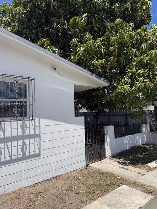 41 E 20th St, Hialeah, FL, 33010-2725 | Card Image