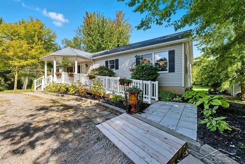 8879 Maple Rd, Bridgeport, MI, 48722-9744 | Card Image