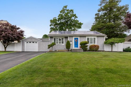 1032 Thompson Dr, Bay Shore, NY, 11706-6210 | Card Image