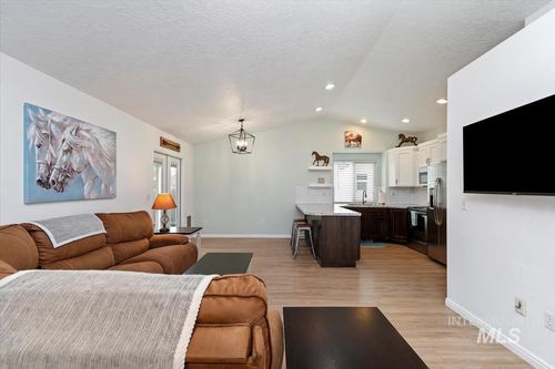 810 Sioux Ave, Emmett, ID, 83617-4011 | Card Image