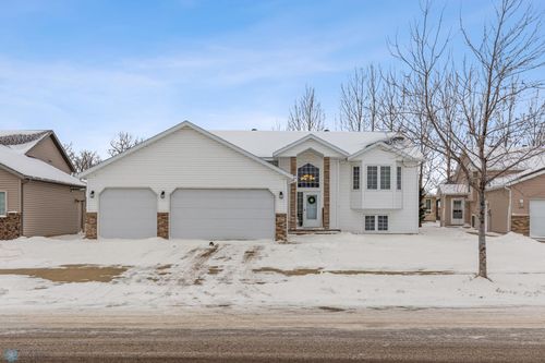 627 32nd Street N, Moorhead, MN, 56560 | Card Image