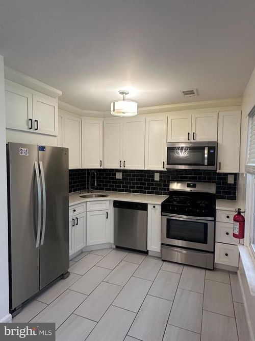 15 Washington Ct, East Windsor, NJ, 08520-2728 | Card Image