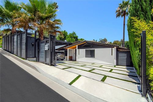 22253 Flanco Rd, Woodland Hills, CA, 91364-5021 | Card Image