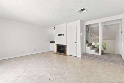 30-18631 Collins St, Tarzana, CA, 91356 | Card Image