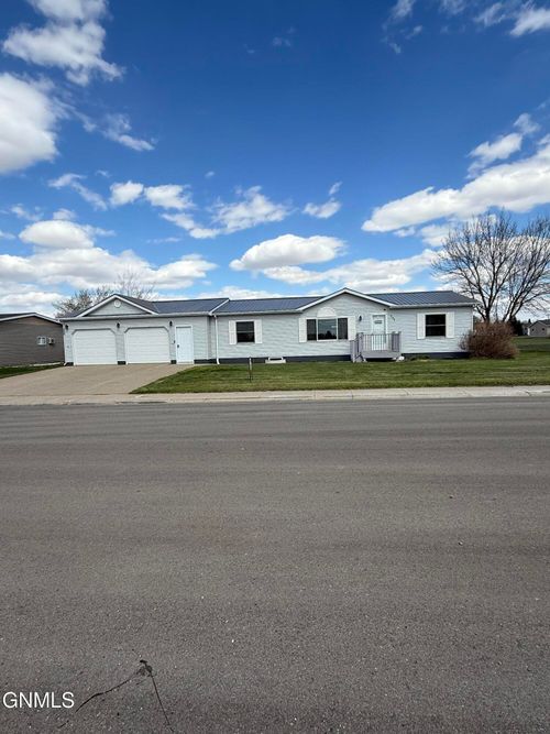 204 S 8th St, Glen Ullin, ND, 58631-7332 | Card Image