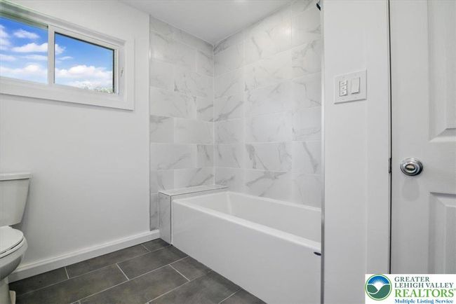 Full main bath | Image 27