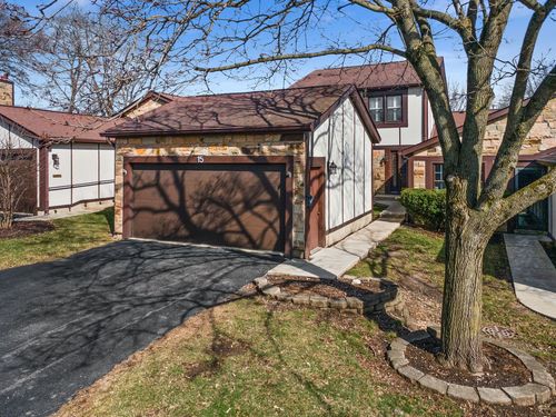 15 White Oak Cir, St. Charles, IL, 60174-4164 | Card Image
