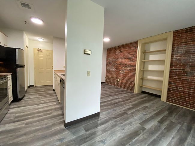 APT-214 - 30 Hanover St, Condo with 2 bedrooms, 1 bathrooms and null parking in Manchester NH | Image 17