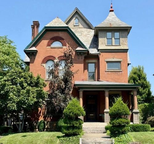 130 Buttles Ave, Columbus, OH, 43215-1401 | Card Image