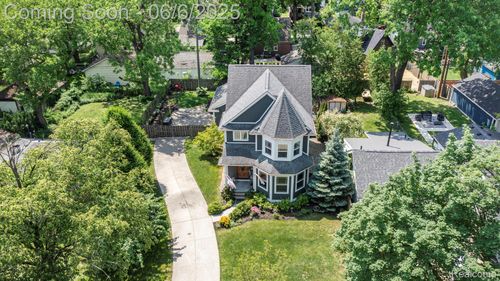 92 Kensington Blvd, Pleasant Ridge, MI, 48069-1221 | Card Image
