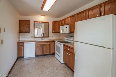 2627 Marsh Avenue Nw, Condo with 2 bedrooms, 2 bathrooms and null parking in Canton OH | Image 2