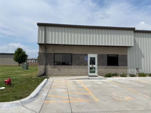 900 Kacena Rd, Hiawatha, IA, 52233-1207 | Card Image