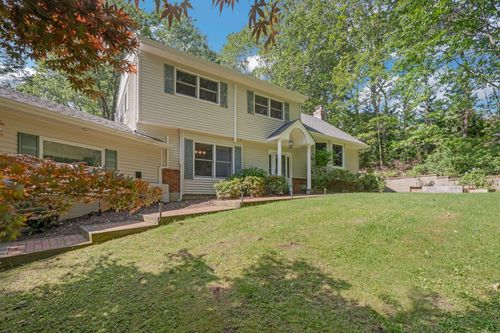 23 Whistler Hill Ln, Huntington, NY, 11743-5755 | Card Image