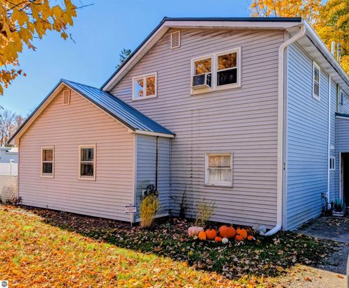 310 Court St, Bellaire, MI, 49615-9570 | Card Image