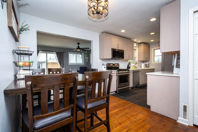 dining area | Image 9