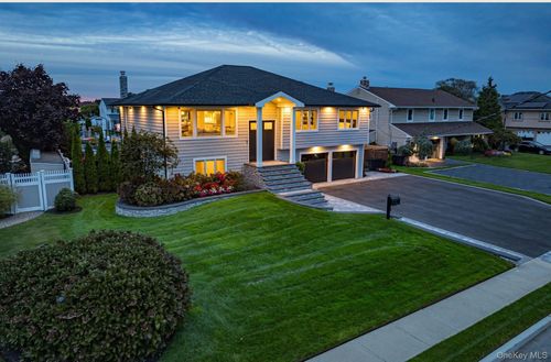 11 Dolphin Ln, West Islip, NY, 11795-5017 | Card Image