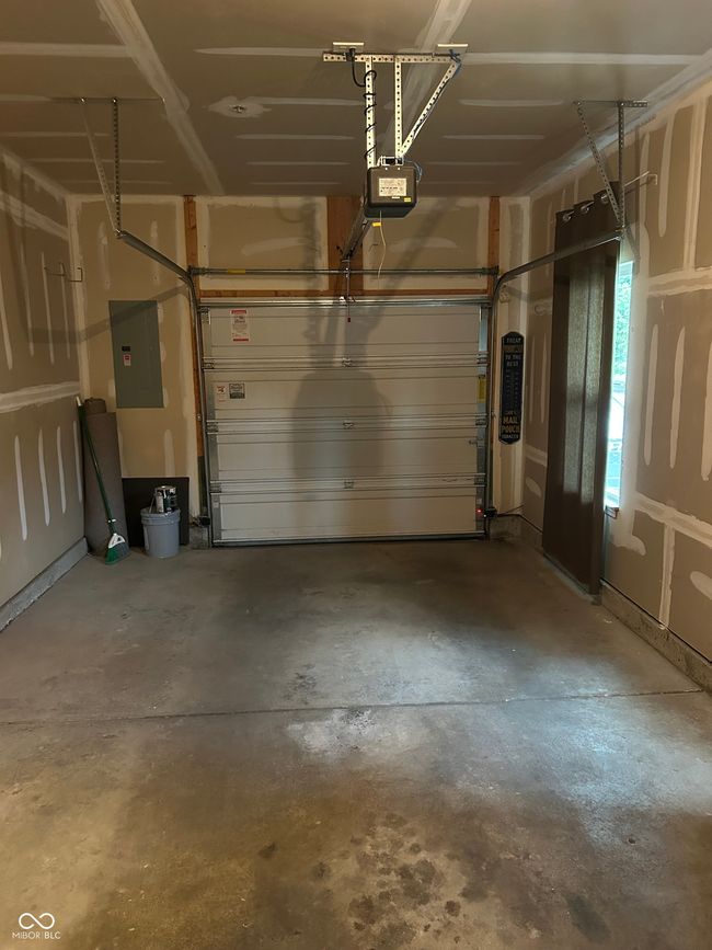 New Stainmaster carpet, vaulted ceiling, fireplace | Image 5