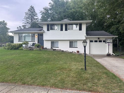 4580 Chadsworth St, Commerce Twp, MI, 48382-3802 | Card Image