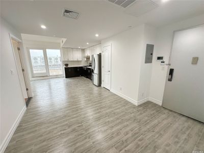 8B - 65-18 Austin Street, Condo with 2 bedrooms, 2 bathrooms and null parking in Rego Park NY | Image 2