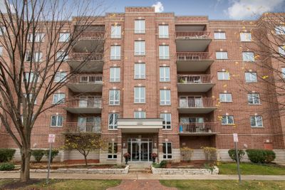 506 - 1327 E Washington Street, Condo with 2 bedrooms, 1 bathrooms and 1 parking in Des Plaines IL | Image 2