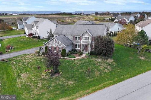 1223 E Pebblebrook Dr, GREENCASTLE, PA, 17225-8528 | Card Image