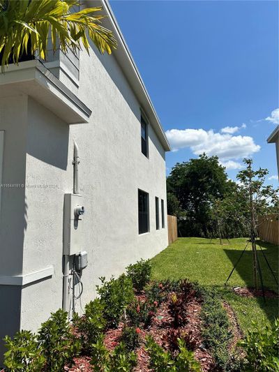 380 Ne 12th St, Townhouse with 3 bedrooms, 2 bathrooms and null parking in Florida City FL | Image 3