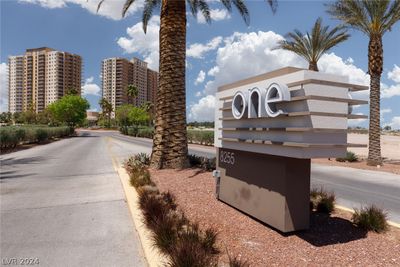 Beautiful tree lined entrance directly off the strip leading directly to the lobby entrance. | Image 2