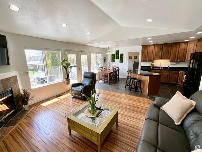 Has new electric blinds, bamboo flooring, paint | Image 9